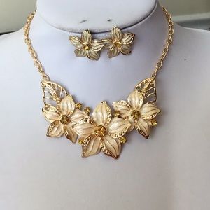 Cream and topaz flower on gold choker necklace set
